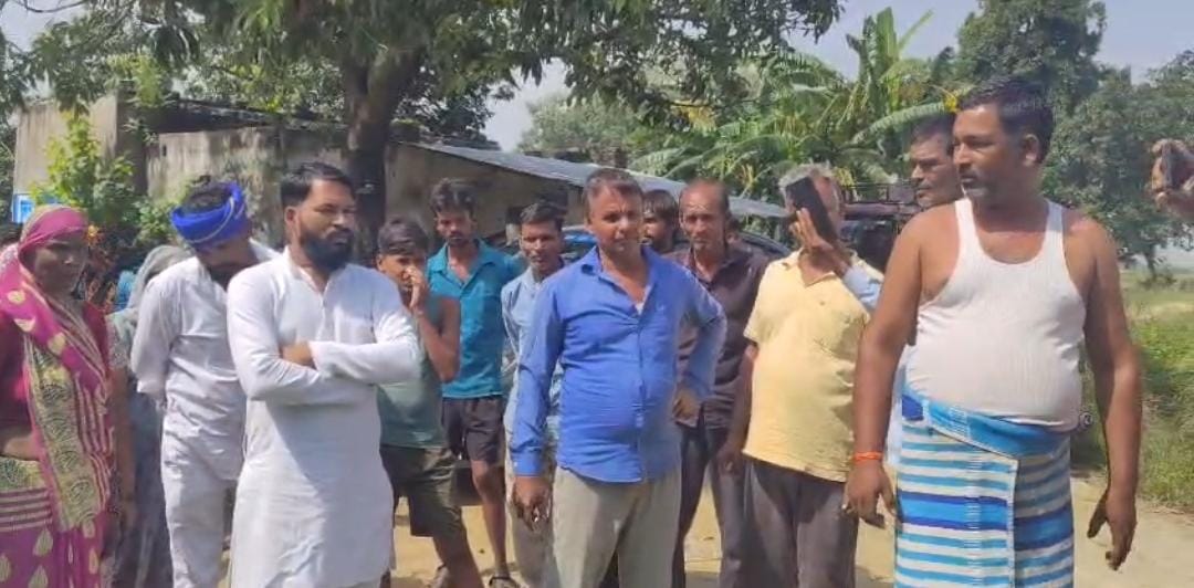 नवीन परती पर मिट्टी डालने से भड़का जलनिकासी विवाद, दो पक्ष आमने-सामने।