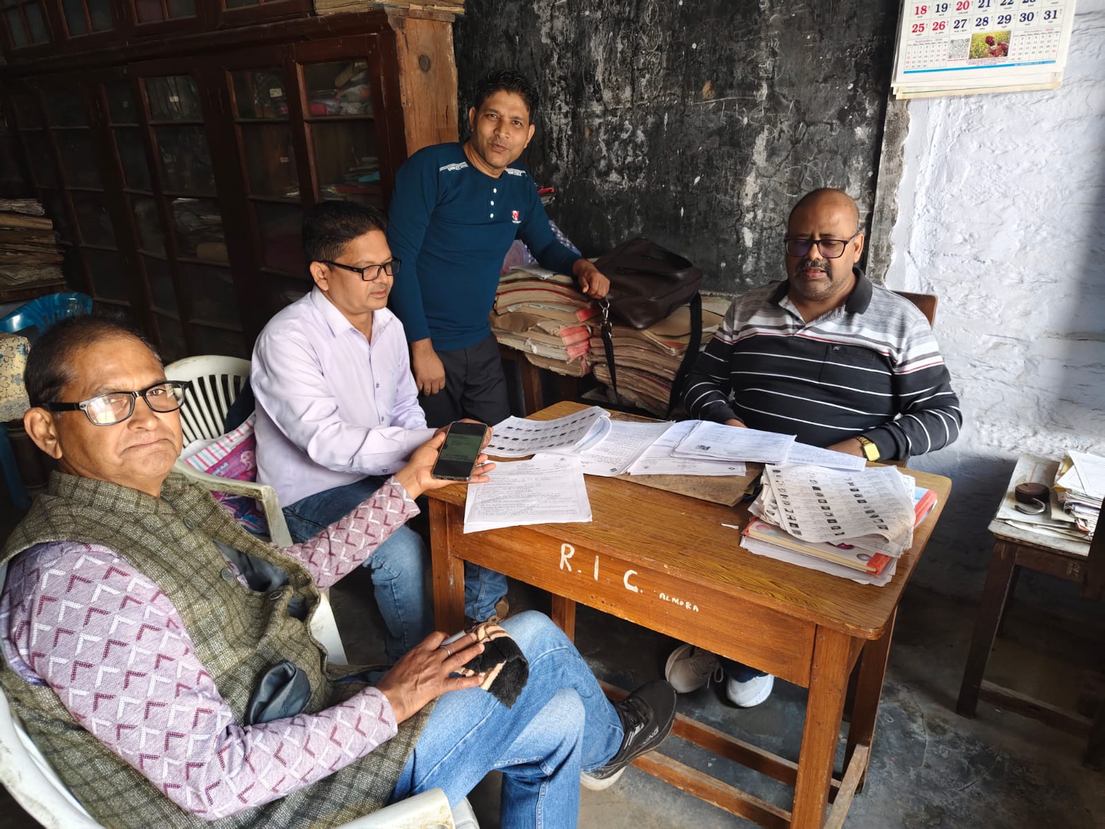 छूटे हुए पात्र मतदाताओं के पंजीकरण हेतु जनपद के सभी मतदान केंद्रों पर विशेष शिविर शुरू।