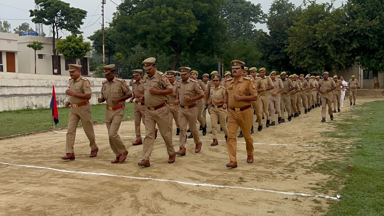 पुलिस लाइन में एएसपी ने परखी पुलिसकर्मियों की मुस्तैदी, परेड का किया निरीक्षण।