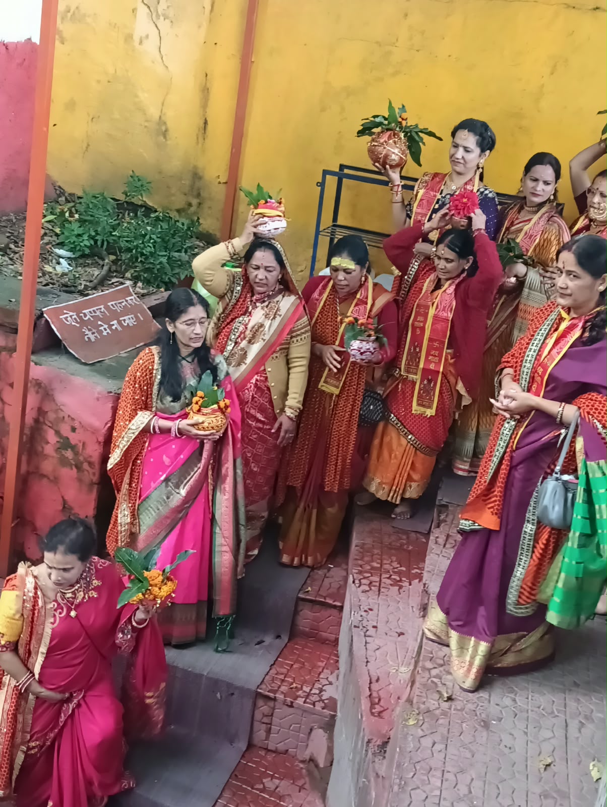 प्रथम नवरात्रि पर दुर्गा महोत्सव समिति की भव्य कलश यात्रा, श्रद्धा और भक्ति से गूंजा अल्मोड़ा, नौ वर्षों से निरंतर आयोजित हो रहा दुर्गा।