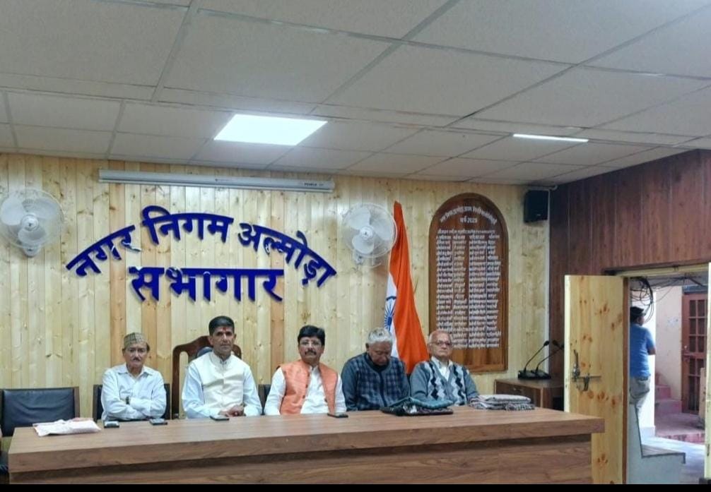 अल्मोड़ा दशहरा महोत्सव में अक्षय कुमार के पुतले ने हासिल किया प्रथम स्थान, विजेताओं को किया सम्मानित।