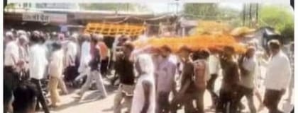 एक ही मार्ग पर आमने-सामने आया ऐसा दृश्य  एक ओर अंतिम यात्रा, तो दूसरी ओर जनाजा  यह दृश्य सामाजिक सौहार्द और मानवीय संवेदनाओं का अनकहा संदेश दे गया।
