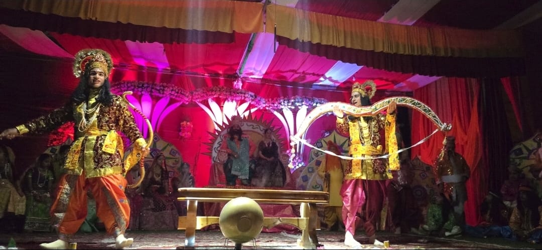 सांस्कृतिक नगरी अल्मोड़ा की ऐतिहासिक श्री नंदादेवी रामलीला का तृतीय दिवस, राम ने तोड़ा शिव धनुष।