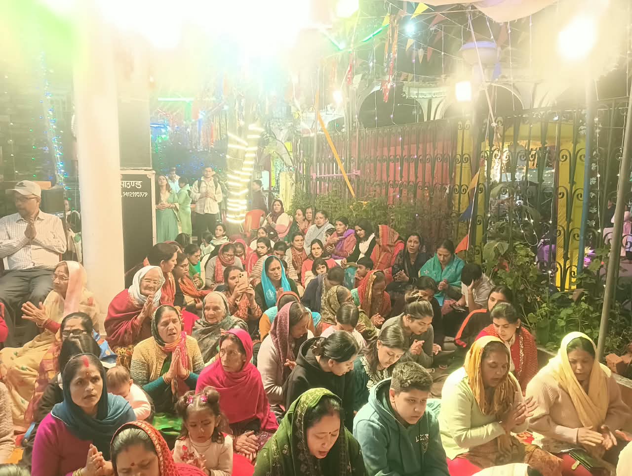 दुर्गा महोत्सव में भक्ति और संस्कृति का संगम, वृंदावन के भजन गायकों ने बांधा समां।
