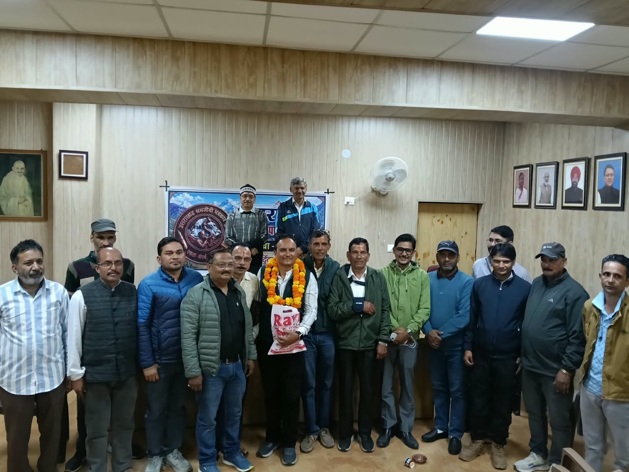 वरिष्ठ पत्रकार चन्द्रशेखर द्विवेदी के प्रोन्नति पर उनके विदाई समारोह में पत्रकारों ने उन्हें स्मृति चिन्ह एवं पुष्प गुच्छ भेंट कर किया सम्मानित।