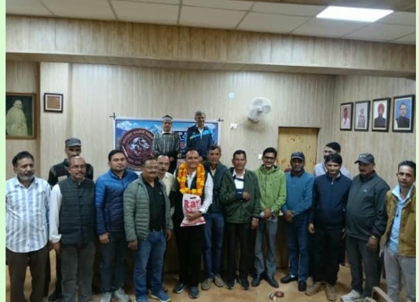 वरिष्ठ पत्रकार चन्द्रशेखर द्विवेदी के प्रोन्नति पर उनके विदाई समारोह में पत्रकारों ने उन्हें स्मृति चिन्ह एवं पुष्प गुच्छ भेंट कर किया सम्मानित।       