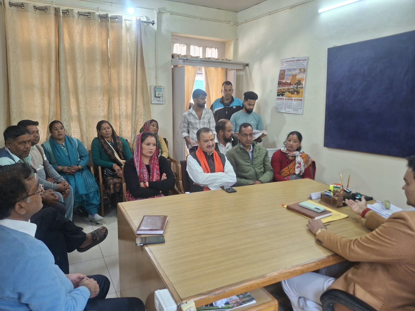 लिखित आश्वासन पर बष्टी में श्रमदान समाप्त।  ग्रामीणों को सड़क निर्माण की जगी उम्मीद।