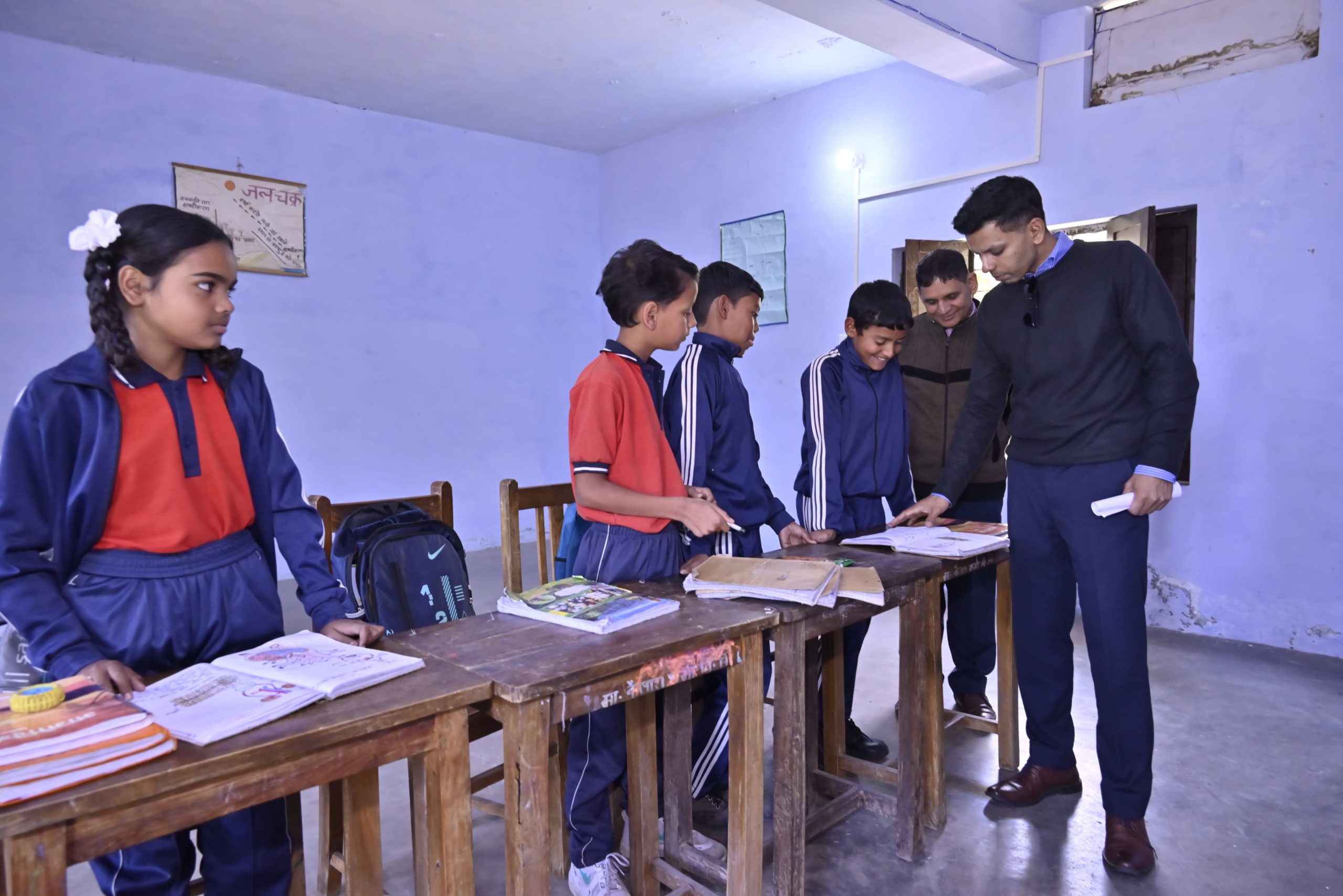 जिलाधिकारी अंशुल सिंह ने किया कसार देवी बालिका पूर्व माध्यमिक विद्यालय, मटेना का निरीक्षण।