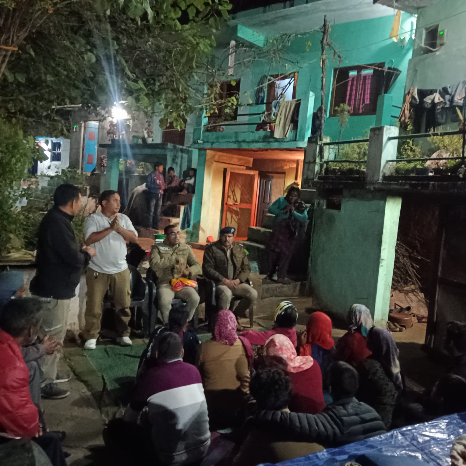 कोतवाल द्वाराहाट ने ग्राम जामड पूजाखेत में रात्रि चौपाल आयोजित कर ग्रामीणों से किया संवाद।