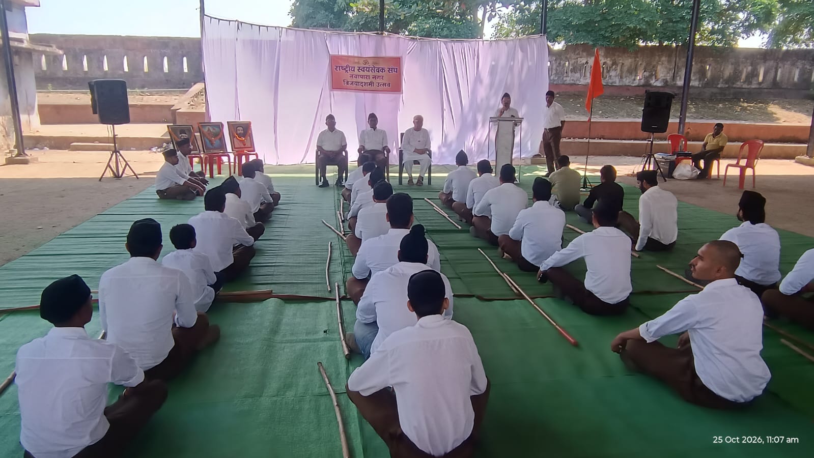 नवापारा-राजिम के झूलेलाल बस्ती में संघ का विजयादशमी उत्सव, स्वयंसेवकों ने किया पथ संचलन।