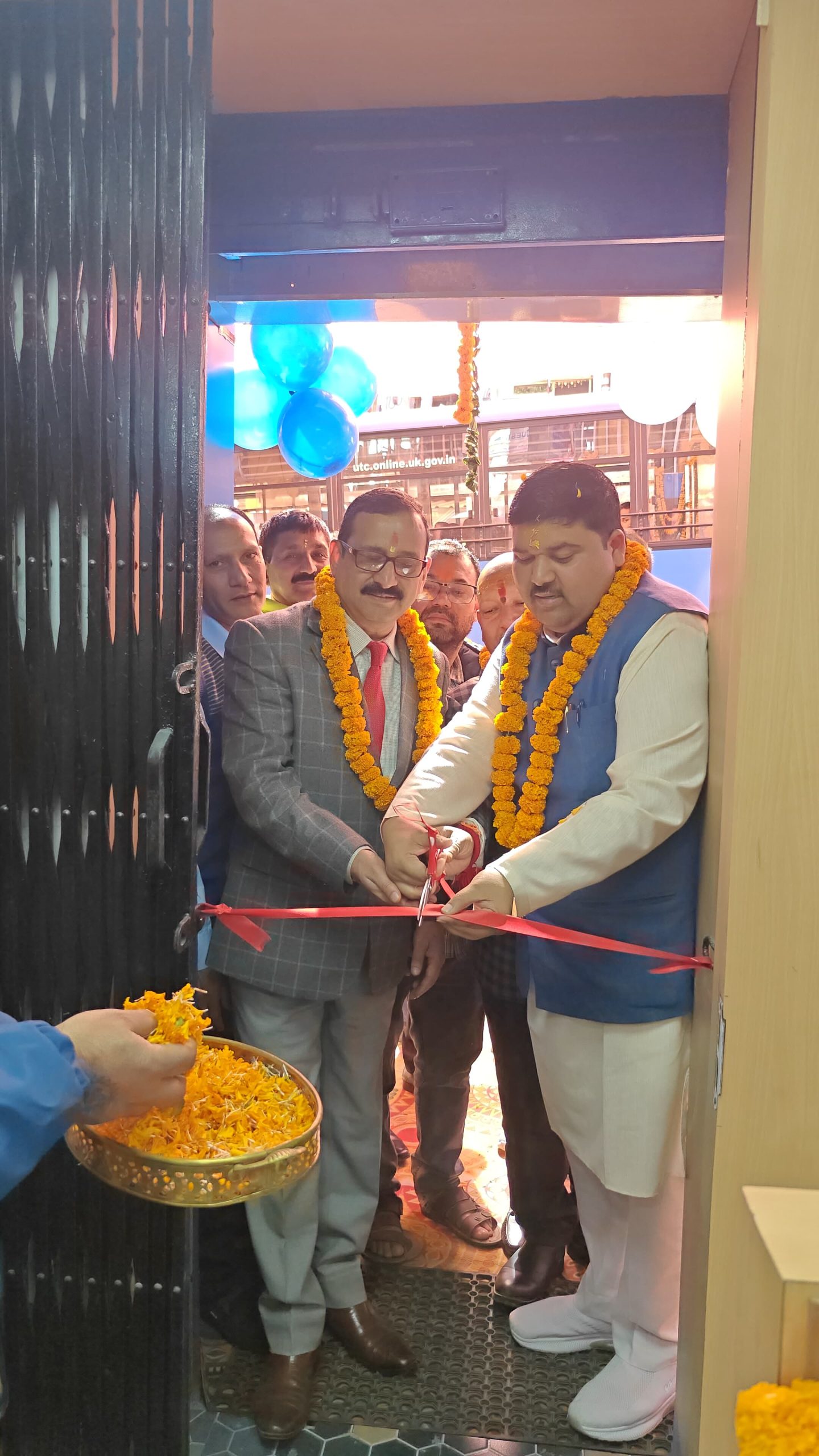 अल्मोड़ा अर्बन को-आपरेटिव बैंक की पूर्णतया सी०बी०एस०, आर०टी०जी०एस० तथा एन०ई०एफ०टी०. मोबाईल बैंकिंग सुविधायुक्त 70वीं शाखा मेन मार्केट, कर्णप्रयाग, चमोली का उद्घाटन।