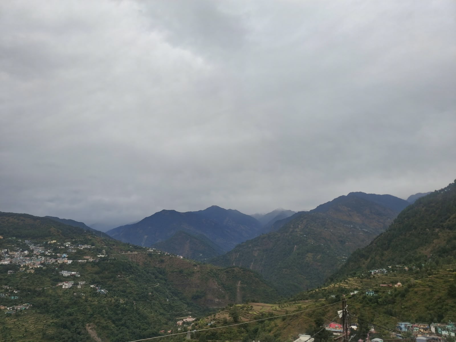 मौसम के बदले मिजाज से केदारनाथ सहित हिमालयी क्षेत्रों में बर्फबारी, ठंड बढ़ी।