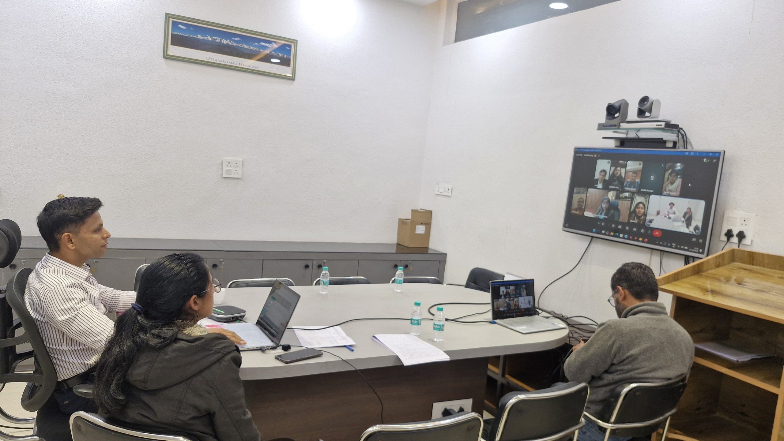 जिलाधिकारी ने सभी उपजिलाधिकारियों के साथ वर्चुअल बैठक कर मतदान केंद्रों एवं मतदाता सूची के सत्यापन की समीक्षा।