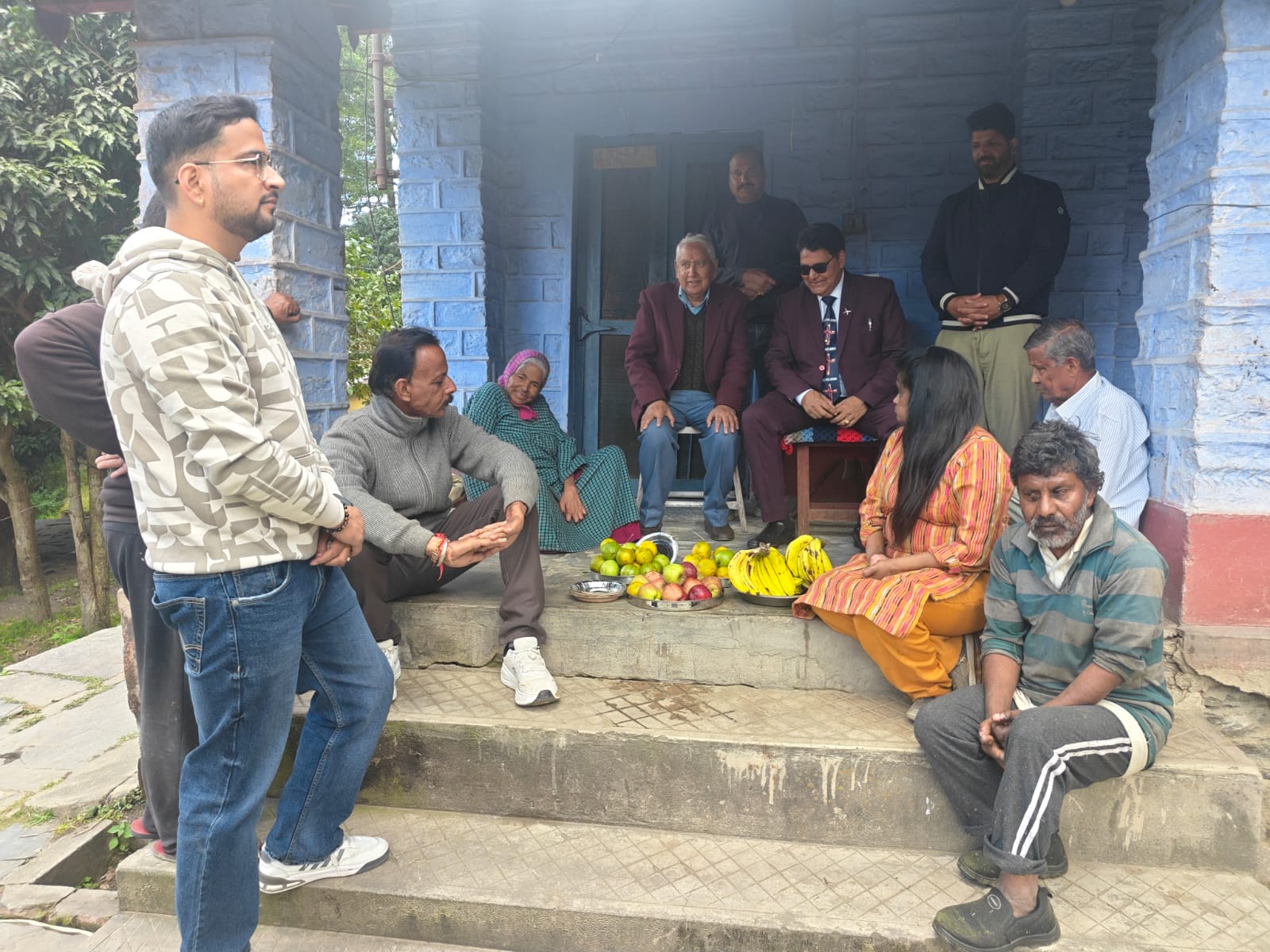 इंदिरा गांधी की पुण्यतिथि एवं सरदार वल्लभभाई पटेल की जयंती पर कांग्रेसियों ने किया फल वितरण।