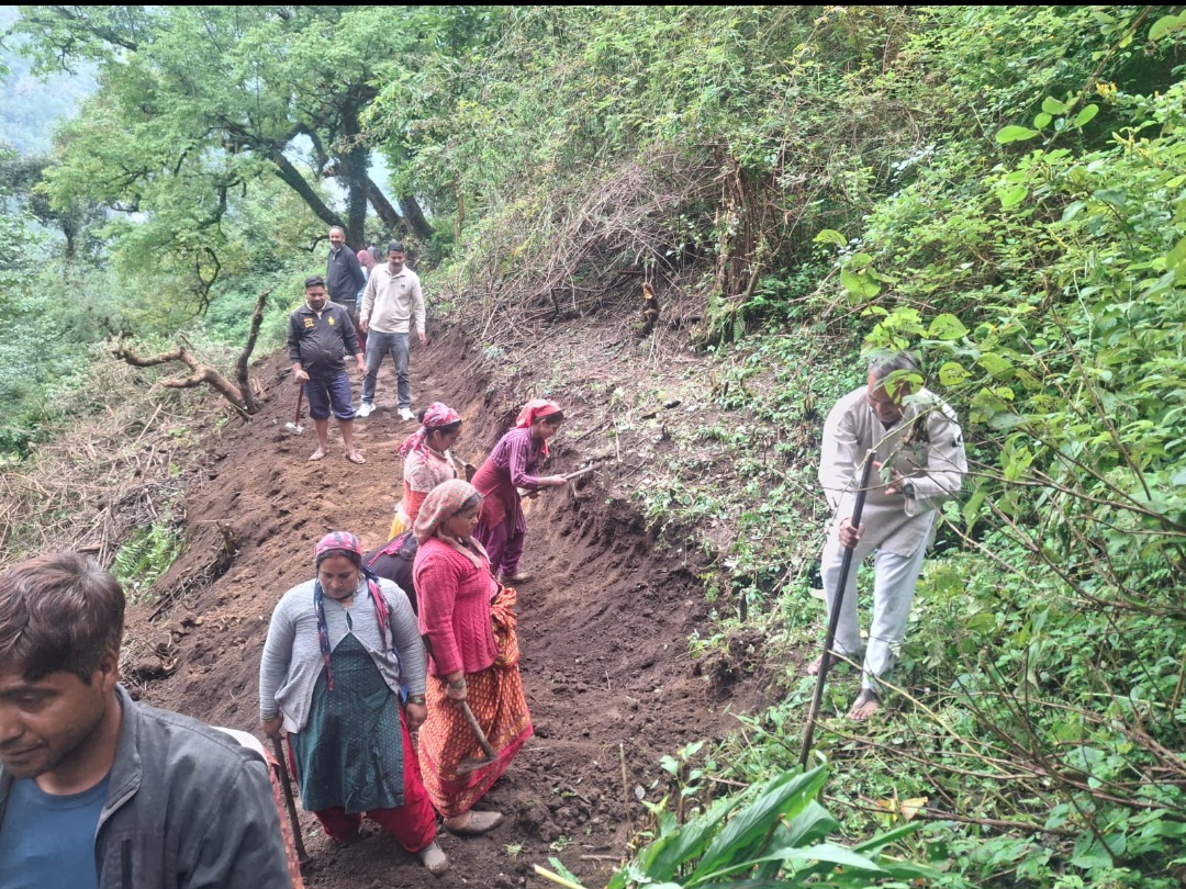 श्रमदान से बष्टी तोक में ग्रामीणों ने बनाई 300 मीटर सड़क। 